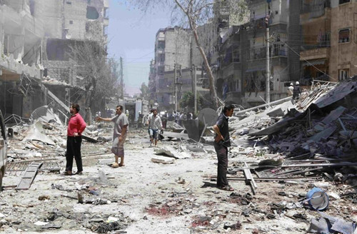 Khung cảnh hoang tàn bên trong thành phố Aleppo sau các đợt không kích. Ảnh: Reuters