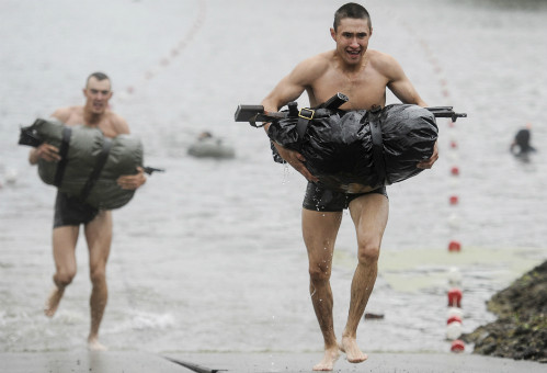 Học viên trường Học viện Chỉ huy Quân sự Novosibirsk vượt vật cản dưới nước trong tập trận quân đội quốc tế 2015.Ảnh: TASS Học viên trường Học viện Chỉ huy Quân sự Novosibirsk vượt vật cản dưới nước trong tập trận quân đội quốc tế 2015.Ảnh: TASS