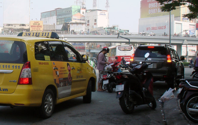 Tệ nạn đậu xe bừa bãi khi mua bán đang góp phần làm giao thông TP.HCM thêm hỗn loạn - Ảnh: M.C