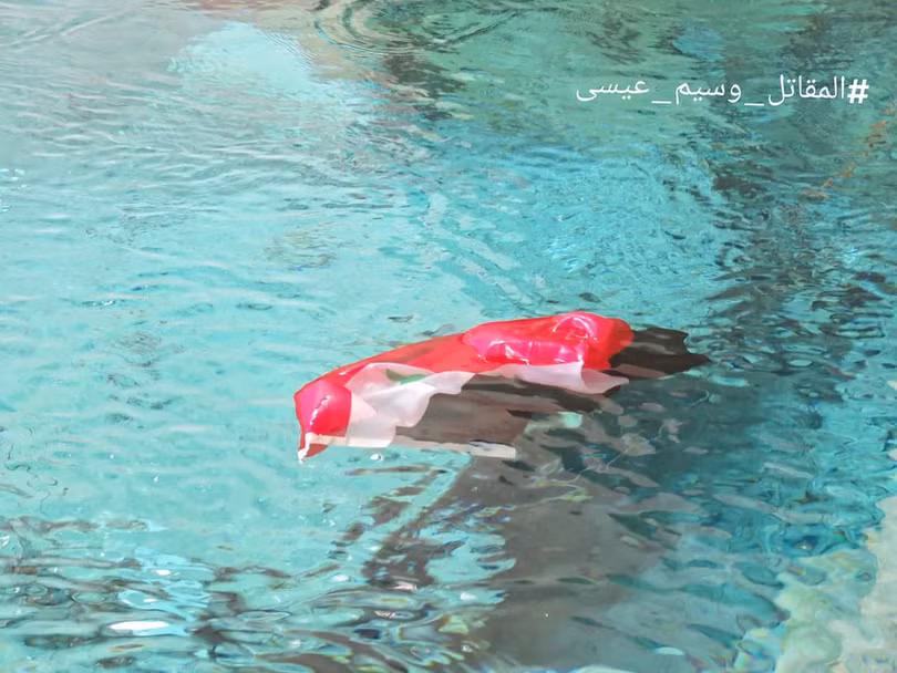 Cờ Syria trên dòng nước sạch chảy về Damascus