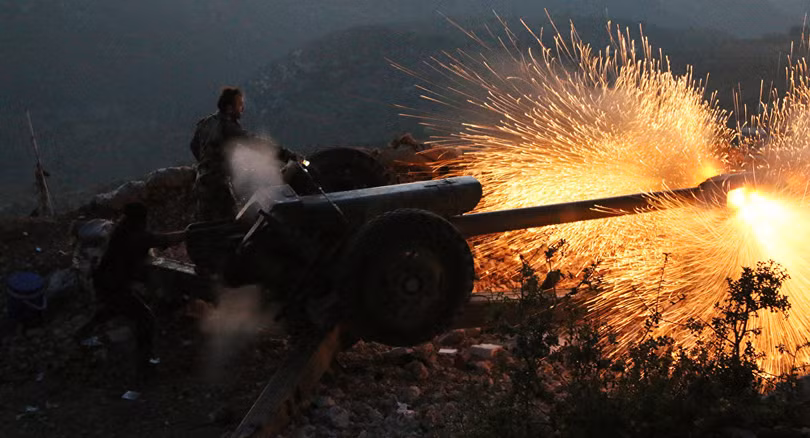 Binh sĩ quân đội Syria pháo kích trên chiến trường ngoại ô Damascus