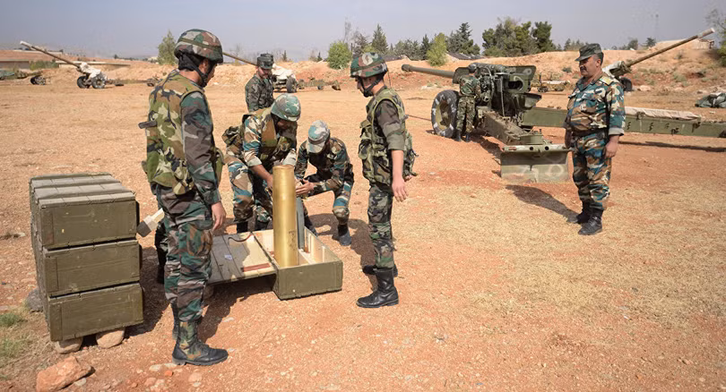 Một trận địa pháo binh quân đội Syria chuẩn bị pháo kích vào lực lượng khủng bố ngoại ô Damascus