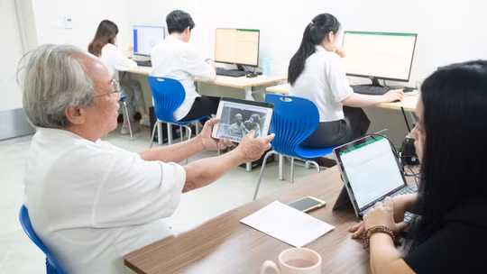 Những bức ảnh được ông Nguyễn Trọng Thanh mang đến tổng đài cùng những ký ức về đồng đội năm xưa.