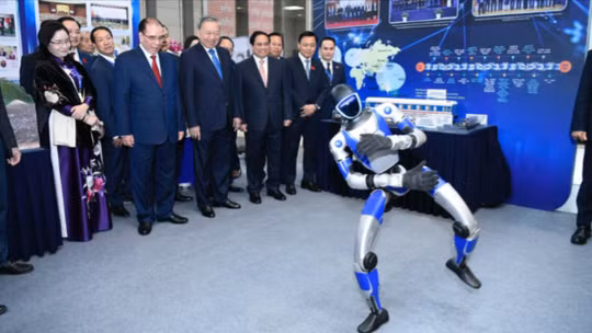 Robot tích hợp AI biểu diễn võ thuật trước sự chứng kiến của Tổng bí thư và Thủ tướng