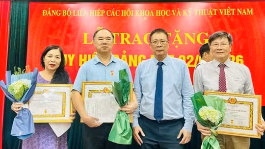 4 đảng viên Chi bộ Cơ quan Hội Truyền thông số Việt Nam được trao tặng huy hiệu Đảng