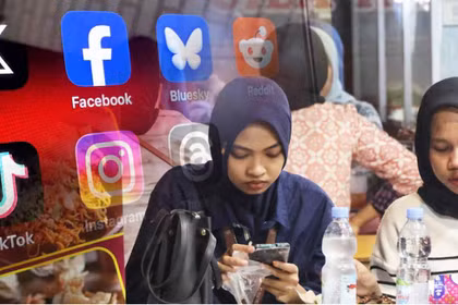 Indonesia đã tuyên bố cấm sử dụng mạng xã hội đối với người dùng trẻ tuổi. Ảnh: Nikkei Asia.