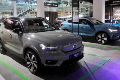 Mẫu xe Volvo XC40 chạy điện được trưng bày tại Triển lãm Ô tô Zurich. Ảnh: Reuters.