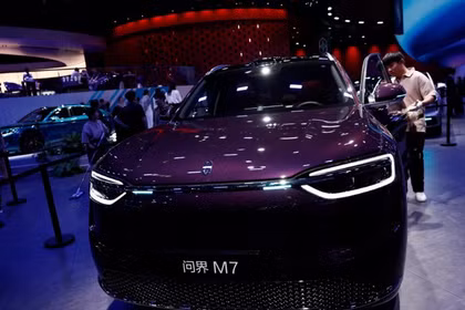 Một chiếc SUV Aito M7 được trưng bày tại Triển lãm Ô tô Bắc Kinh. Ảnh: Reuters.