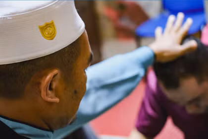 Abdul Manaf Jusoh (bên trái), chủ tịch Trung tâm Điều trị Hồi giáo Darussalam ở Bangi, đang thực hiện nghi lễ cho một bệnh nhân. Ảnh: Nikkei Asia.