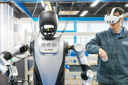 Tin nóng công nghệ 20/3: Trung Quốc điều khiển robot hình người bằng điện toán vệ tinh
