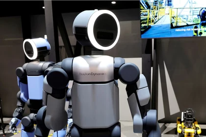 Robot Atlas của Boston Dynamics được trưng bày tại gian hàng của Hyundai Motor Group trong CES 2026. Ảnh: Reuters.