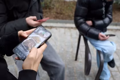 Ứng dụng xác thực độ tuổi trên các nền tảng trực tuyến sẽ sớm được đưa vào sử dụng tại EU. Ảnh: Reuters.