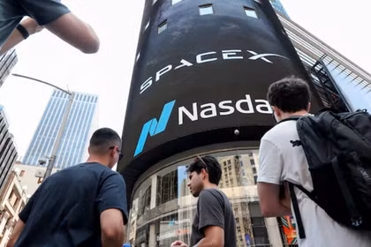 Elon Musk tham vọng biến Starlink thành đối thủ của Verizon và AT&T. Ảnh: Reuters.
