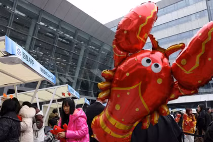 Người dân Trung Quốc xếp hàng để chuẩn bị và cài đặt OpenClaw. Ảnh: Nikkei Asia. 