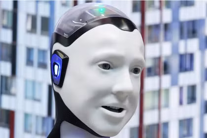 Robot theo dõi hàng giờ video trên YouTube giúp giao tiếp tự nhiên hơn. Ảnh: BGR.