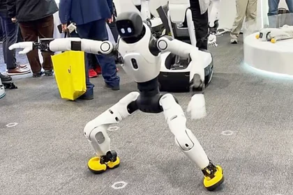 Robot hình người của Agibot trước quan khách tại CES 2026 ở Las Vegas. Ảnh: Nikkei Asia.