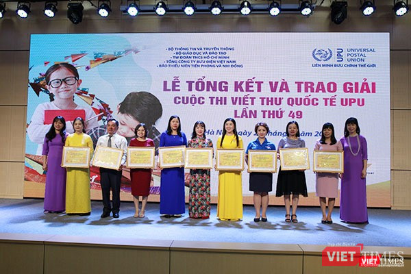 Ban tổ chức trao Bằng khen cho các trường có học sinh đạt giải cao tại cuộc thi viết thư UPU 49.