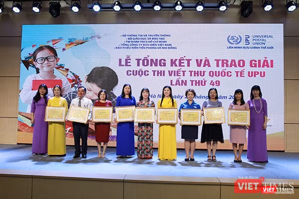 Ban tổ chức trao Bằng khen cho các trường có học sinh đạt giải cao tại cuộc thi viết thư UPU 49. Ban tổ chức trao Bằng khen cho các trường có học sinh đạt giải cao tại cuộc thi viết thư UPU 49.