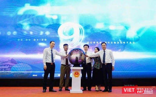 Các đại biểu nhấn nút khai trương Cổng du lịch thông minh Hòa Bình