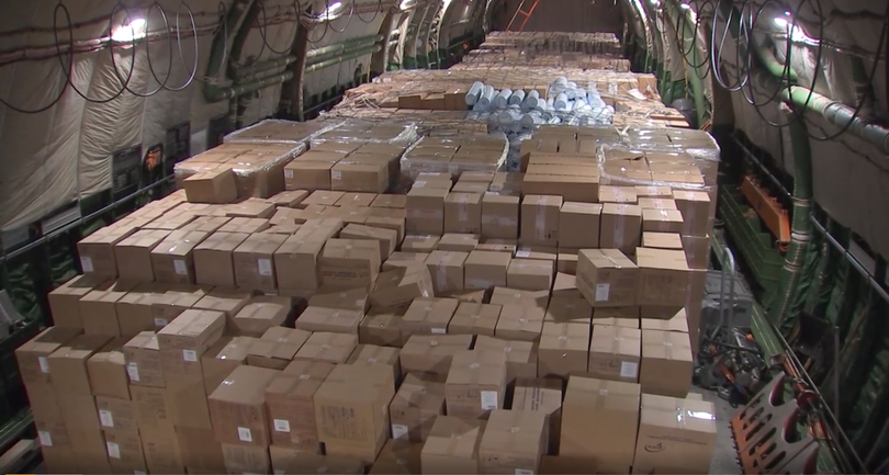 Hàng tiếp viện gồm khẩu trang, đồ bảo hộ, thiết bị y tế trên chuyến bay Nga điều sang Mỹ (Ảnh: Bộ Quốc phòng Nga)