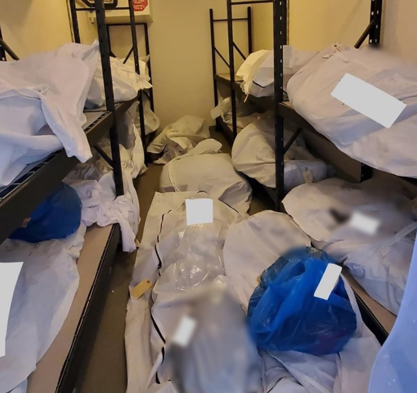 Nhiều thi thể xếp chồng lên nhau trong phòng lạnh tại bệnh viện (Ảnh: Twitter)
