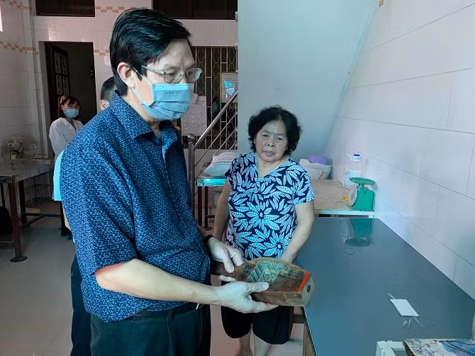 Đoàn kiểm tra làm việc tại cơ sở sản xuất bánh Trung thu Bà Dần. (Ảnh: Sở Y tế Hà Nội)