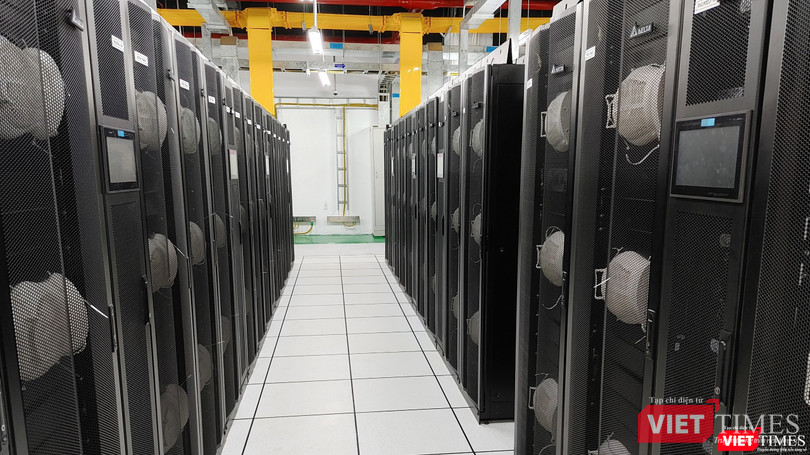 Hệ thống tản nhiệt cho server được thiết kế đan xen, nhằm tối ưu hóa hiệu suất.