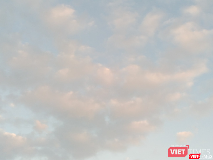 Vầng mây ngũ sắc cùng những chiếc vảy cong cong rất lạ, lấp lánh vô cùng đặc biệt xuất hiện trên bầu trời Hoa Lư, Ninh Bình được chụp tại núi Kỳ Lân.