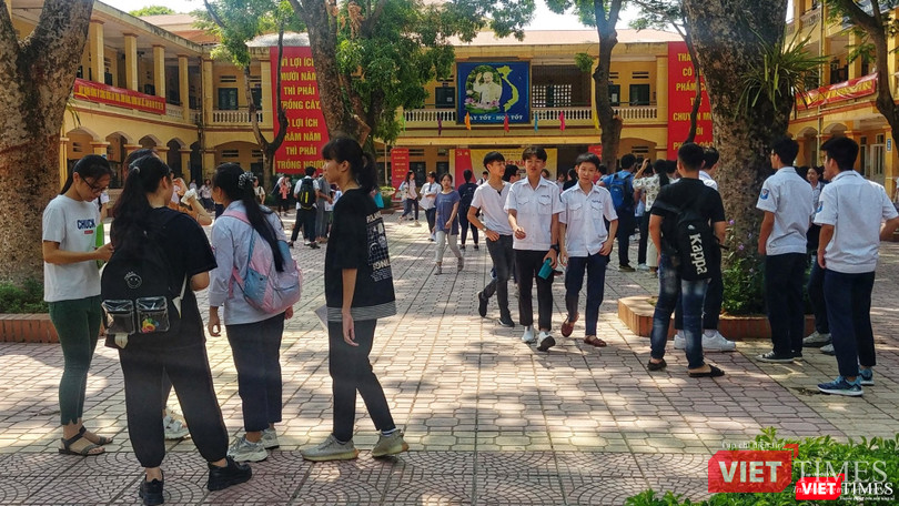 Không khí ngày làm thủ tục dự thi và phổ biến quy chế thi tuyển sinh vào lớp 10 tại điểm trường THCS Phú Diễn – Bắc Từ Liêm, Hà Nội.