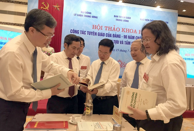 Trưởng ban Tuyên giáo Trung ương Võ Văn Thưởng trao đổi cùng các đại biểu bên lề buổi hội thảo. Ảnh: Dân Trí