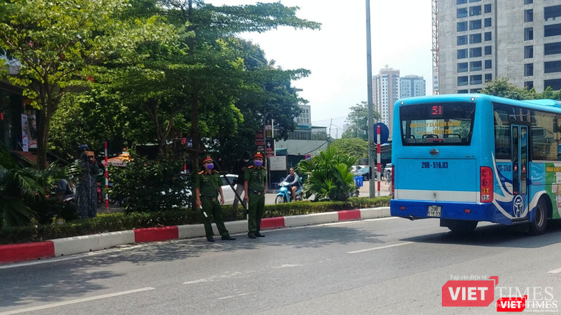 Lực lượng công an có mặt để điều phối giao thông, đảm bảo trật tự.