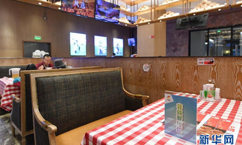 Các nhà hàng bán cá hồi, hải sản tươi sống ở thủ đô Bắc Kinh trở nên vắng khách (Ảnh: Global Times)