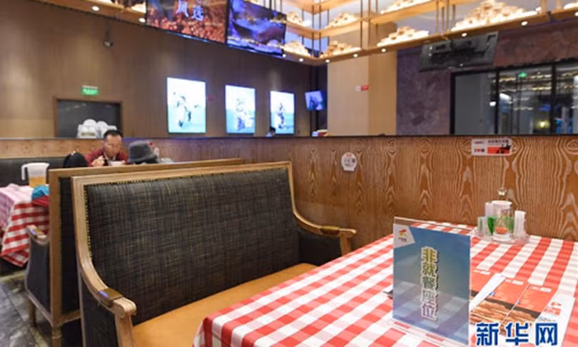 Các nhà hàng bán cá hồi, hải sản tươi sống ở thủ đô Bắc Kinh trở nên vắng khách (Ảnh: Global Times) Các nhà hàng bán cá hồi, hải sản tươi sống ở thủ đô Bắc Kinh trở nên vắng khách (Ảnh: Global Times)