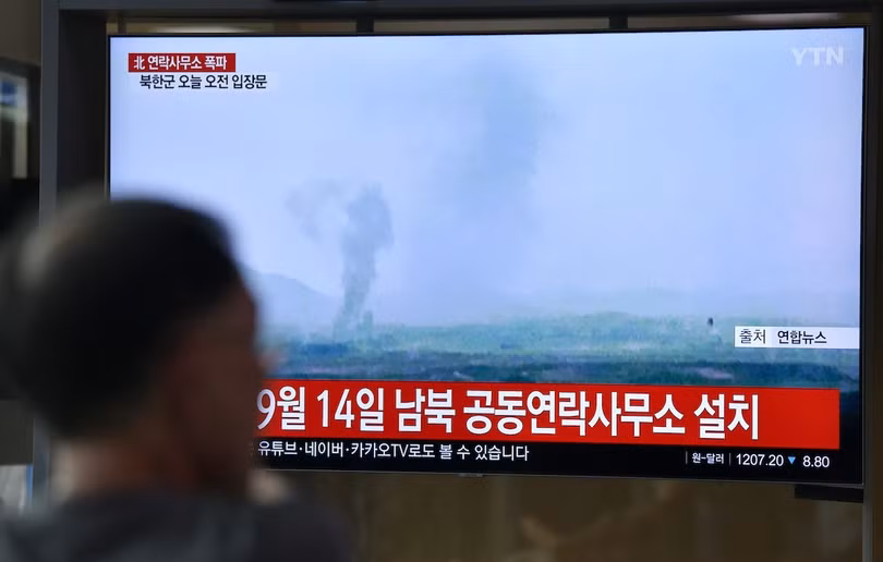 Người dân Hàn Quốc theo dõi thông tin về vụ đánh sập văn phòng liên lạc chung qua truyền hình (Ảnh: AsiaTimes)