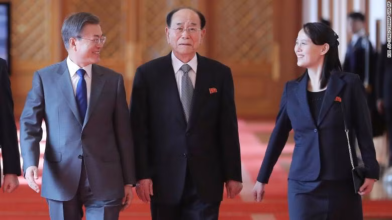 Ông Moon Jae-in, ông Kim Yong Nam và bà Kim Yo Jong tại buổi tiếp đón tại Nhà Xanh ngày 10/2/2018 (Ảnh: CNN)