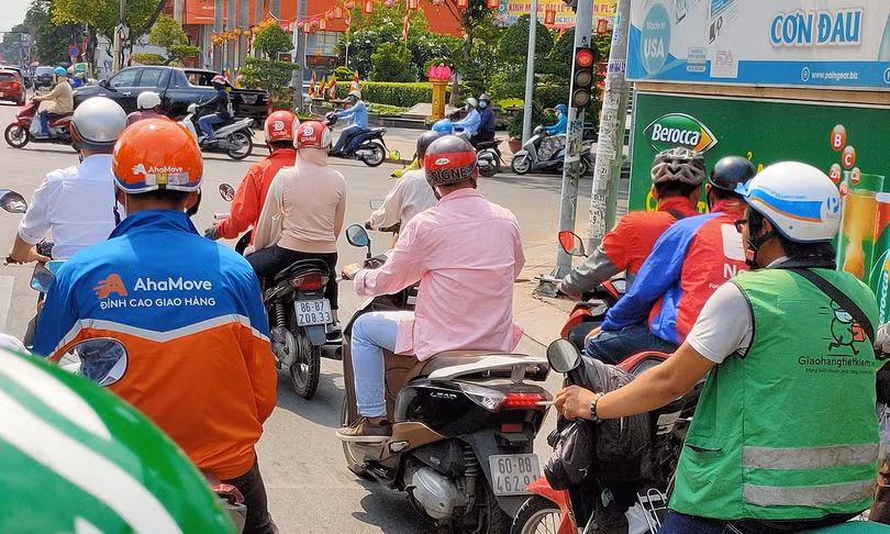 Tài xế của AhaMove, Giaohangtietkiem, GoViet, Now, Grab...dừng xe ở một ngã tư tại quận 3, TP HCM vào ngày 12/5. (Ảnh: Viễn Thông)