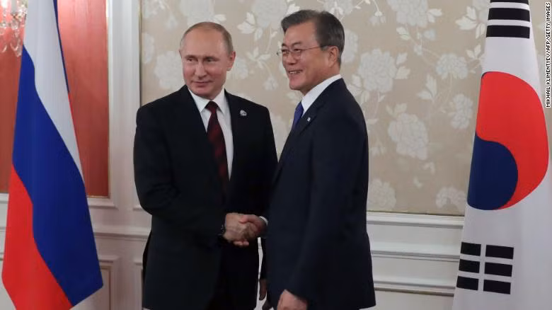 Lãnh đạo Nga, Hàn Quốc tại cuộc gặp bên lề Hội nghị thượng đỉnh G20 tổ chức tại Osak, Nhật Bản hồi tháng 6 vừa qua (Ảnh: CNN)