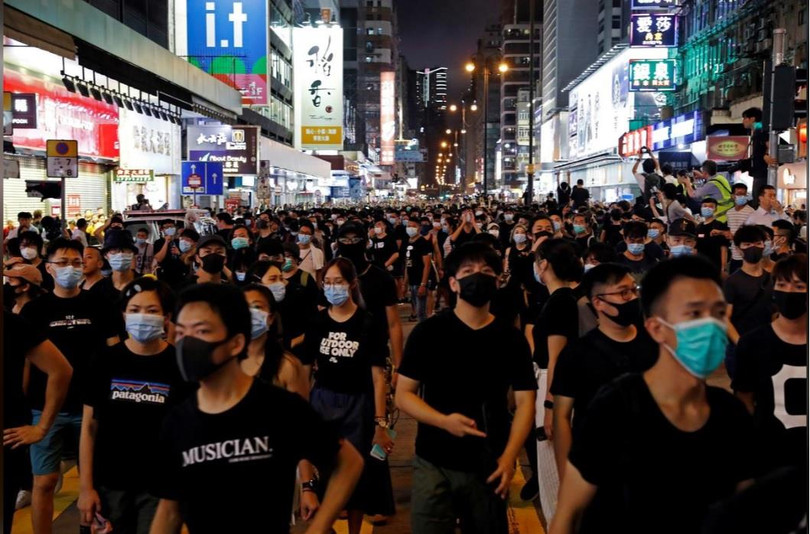 Người biểu tình tuần hành tại khu du lịch Nathan Road hôm 7/7 (Ảnh: Reuters) Người biểu tình tuần hành tại khu du lịch Nathan Road hôm 7/7 (Ảnh: Reuters)