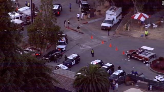 Xe cảnh sát và xe cứu thương xuất hiện dày đặc tại hiện trường vụ xả súng (Ảnh: CNN) Xe cảnh sát và xe cứu thương xuất hiện dày đặc tại hiện trường vụ xả súng (Ảnh: CNN)