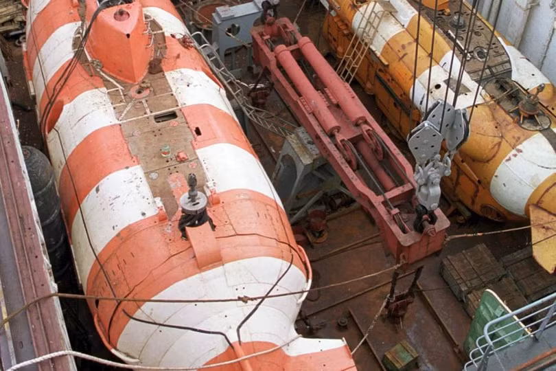 Tàu ngầm cứu hộ cỡ nhỏ lớp Priz (trái) của Nga (Ảnh: TASS)