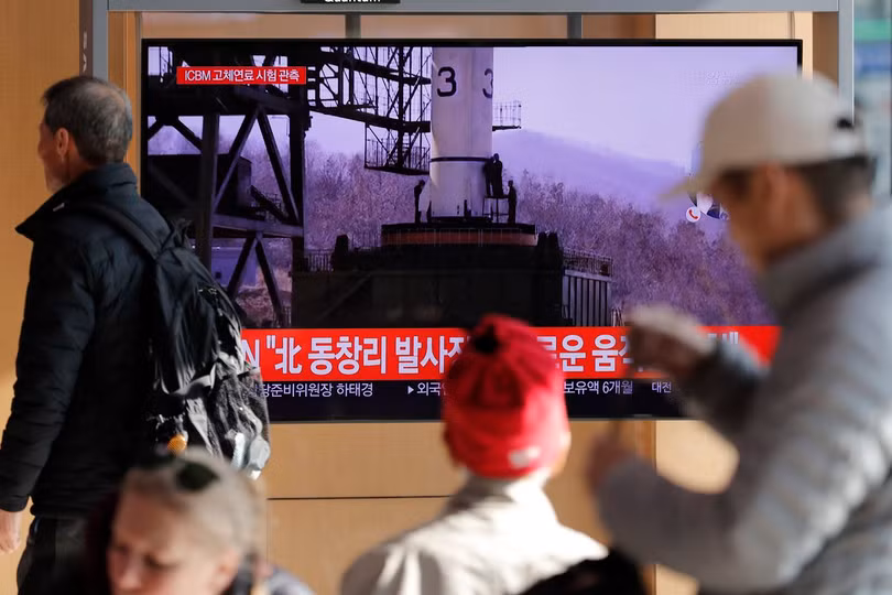 Người dân Hàn Quốc theo dõi một vụ phóng của Triều Tiên qua truyền hình (Ảnh: Yonhap)