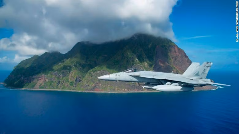 Một chiếc F/A-18E Super Hornet của Mỹ bay qua đảo Bắc Iwo Jima năm 2016 (Ảnh: CNN) Một chiếc F/A-18E Super Hornet của Mỹ bay qua đảo Bắc Iwo Jima năm 2016 (Ảnh: CNN)