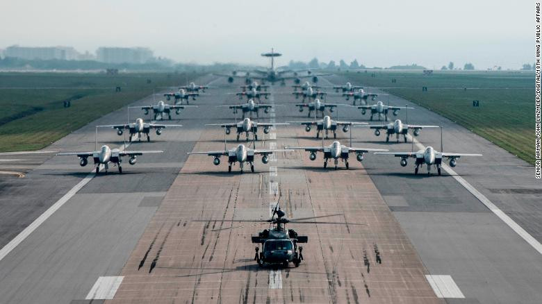 Máy bay quân sự Mỹ diễn tập tại căn cứ không quân Kadena ở Okinawa năm 2017 (Ảnh: CNN)