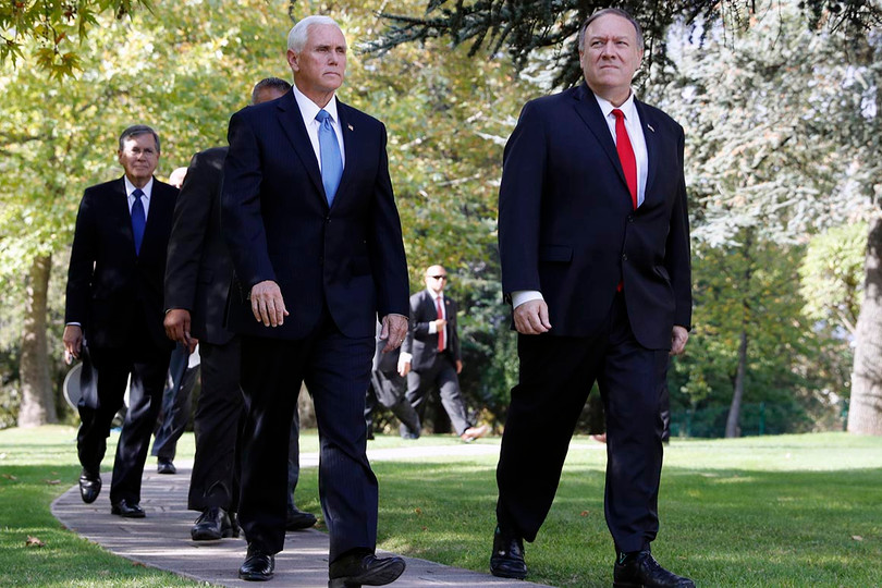 Phó Tổng thống Mik Pence và Ngoại trưởng Mike Pompeo đặt chân tới Thổ Nhĩ Kỳ (Ảnh: Politico) Phó Tổng thống Mik Pence và Ngoại trưởng Mike Pompeo đặt chân tới Thổ Nhĩ Kỳ (Ảnh: Politico)