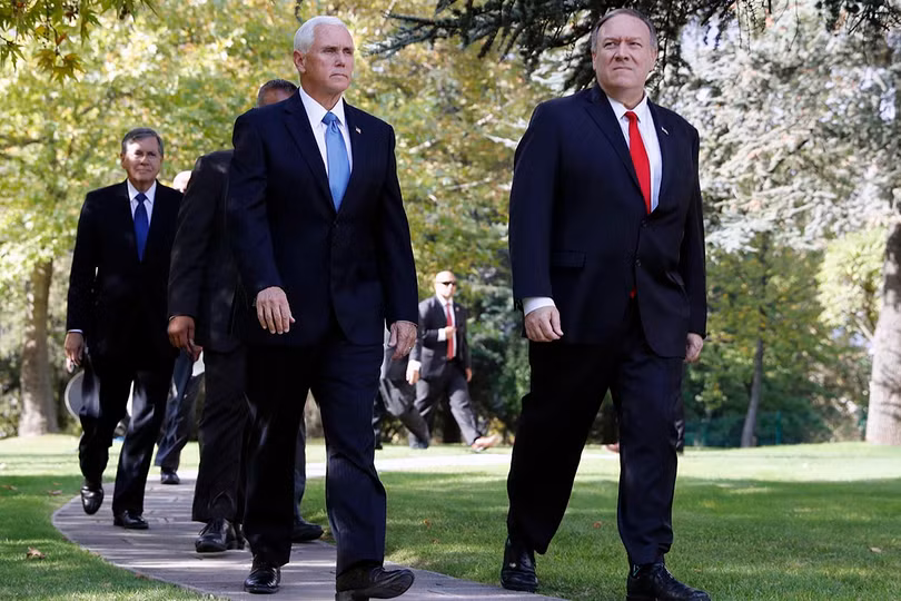 Phó Tổng thống Mik Pence và Ngoại trưởng Mike Pompeo đặt chân tới Thổ Nhĩ Kỳ (Ảnh: Politico) Phó Tổng thống Mik Pence và Ngoại trưởng Mike Pompeo đặt chân tới Thổ Nhĩ Kỳ (Ảnh: Politico)