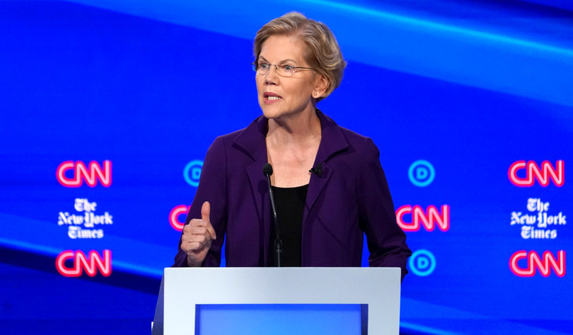 Bà Warren trở thành mục tiêu hứng đòn công kích của các ứng viên còn lại (Ảnh: NBC) Bà Warren trở thành mục tiêu hứng đòn công kích của các ứng viên còn lại (Ảnh: NBC)