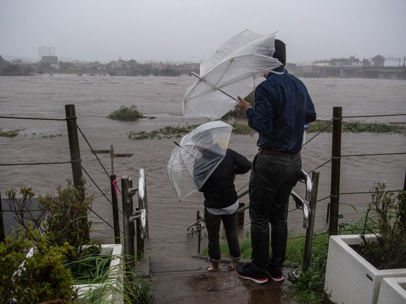 Nhiều khu vực lân cận thủ đô Tokyo bị ngập lụt do lượng mưa lớn mà cơn bão kéo theo (Ảnh: AP)