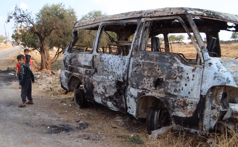 Một chiếc xe bị hư hại nặng trong chiến dịch đột kích nơi ở của thủ lĩnh IS ở làng Barisha, tỉnh Idlib, Syria (Ảnh: Newsweek)