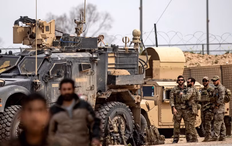 Binh sĩ Mỹ canh gác gần mỏ dầu Omar ở Deir Ezzor, miền Đông Syria hồi tháng 3 năm nay (Ảnh: Newsweek)