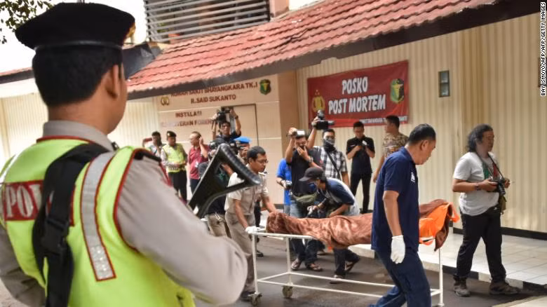 Cảnh sát Indonesia di chuyển thi thể của một công dân Canada thiệt mạng trong vụ tấn công ngày 14/1/2016 ở Jakarta (Ảnh: CNN)